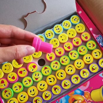 MALÉ PEČIATKY S TVÁRIČKAMI (60 ks)