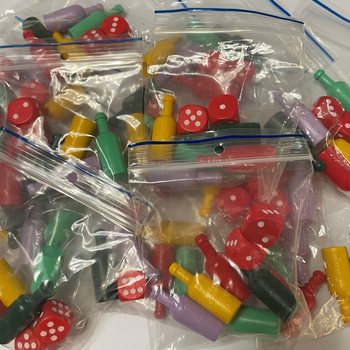 Sada Vyrob si vlastn&uacute; spoločensk&uacute; hru - 5 fig&uacute;rok + 2 kocky (100 ks)