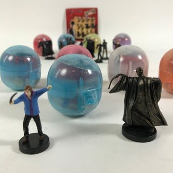 VAJ&Iacute;ČKA S PREKVAPEN&Iacute;M - MIX FIG&Uacute;ROK HARRY POTTER V KAPSUL&Aacute;CH (100 ks)