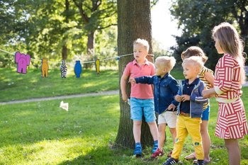 BS BUITENSPEEL – DREVENÁ HÁDZACIA HRA „ZVIERACIE ZADOČKY“ (2 ks)
