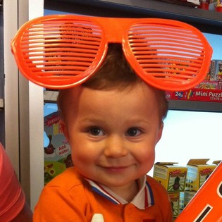 MEGA ORANŽOV&Eacute; OKULIARE SHUTTER SHADES (8 ks)