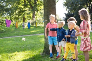 BS BUITENSPEEL &ndash; DREVEN&Aacute; H&Aacute;DZACIA HRA &bdquo;ZVIERACIE ZADOČKY&ldquo; (2 ks)