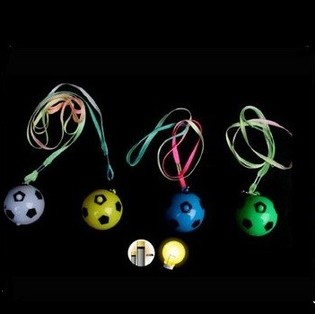 Svietiaci LED Pr&iacute;vesok Futbalov&aacute; Lopta na Krk (48 ks)